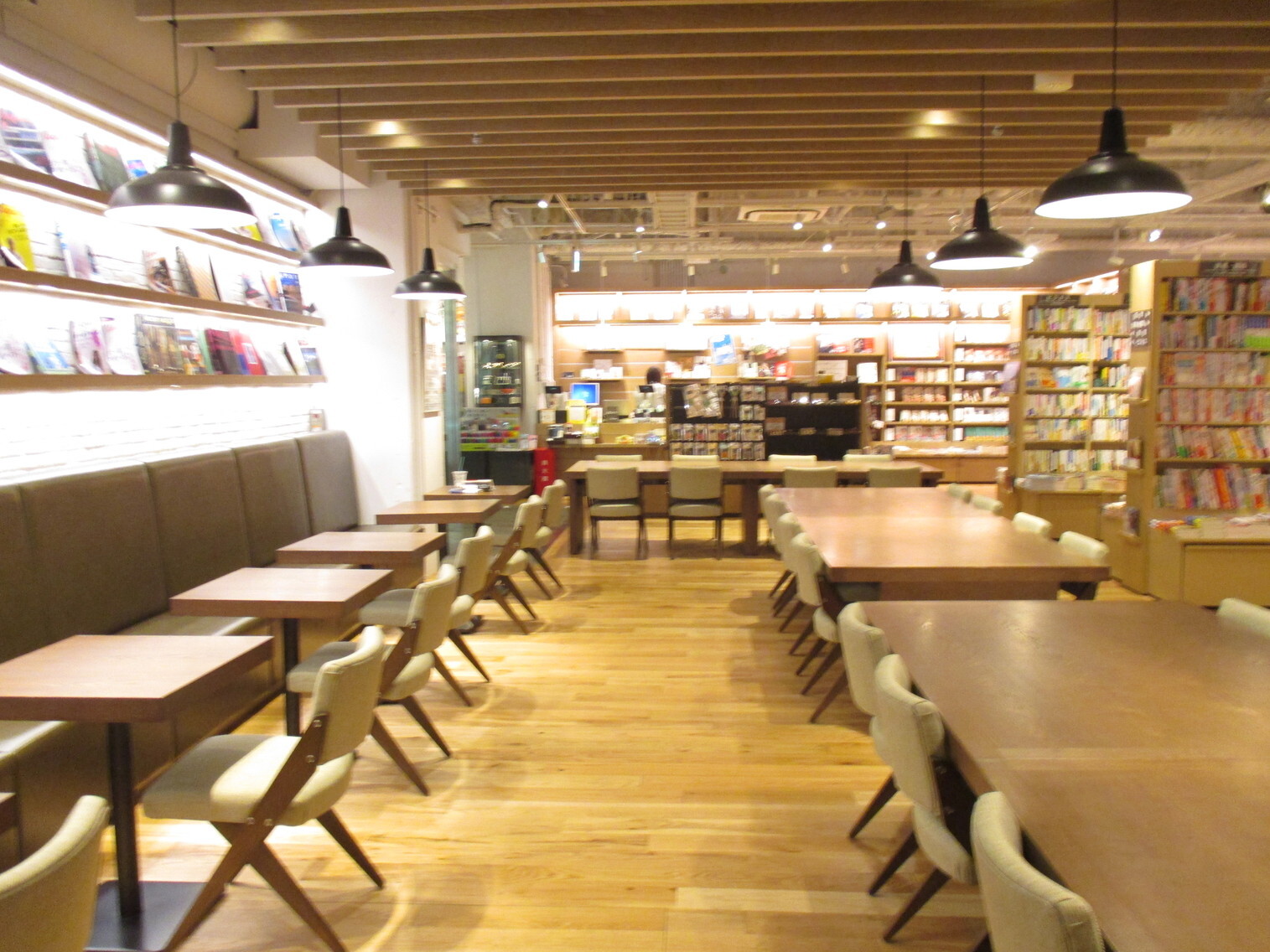 TSUTAYA서점의 책과 잡지들을 무료로 읽을 수 있는 스타벅스! 오사카여행의 피로를 힐링하는 