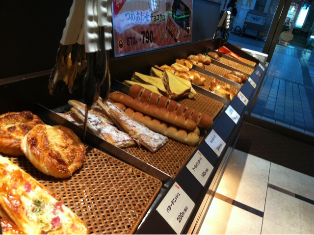 サンマルクカフェ - 内観写真:入ってすぐパンが並ぶ