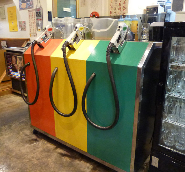 ガソリンスタンド居酒屋 堺筋本町給油所 - 店内写真:給油機型サーバーです。