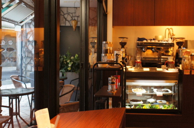 カフェ スイッチ - 内観写真:こぢんまりした落ち着けるカフェ。テラスもあります。