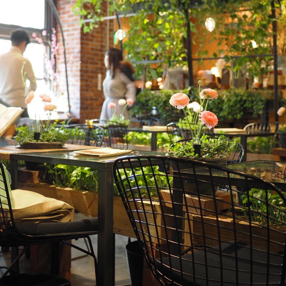 お花に囲まれて優雅なティータイムを 東京都内のおしゃれなフラワーカフェ 10選 ちくわ