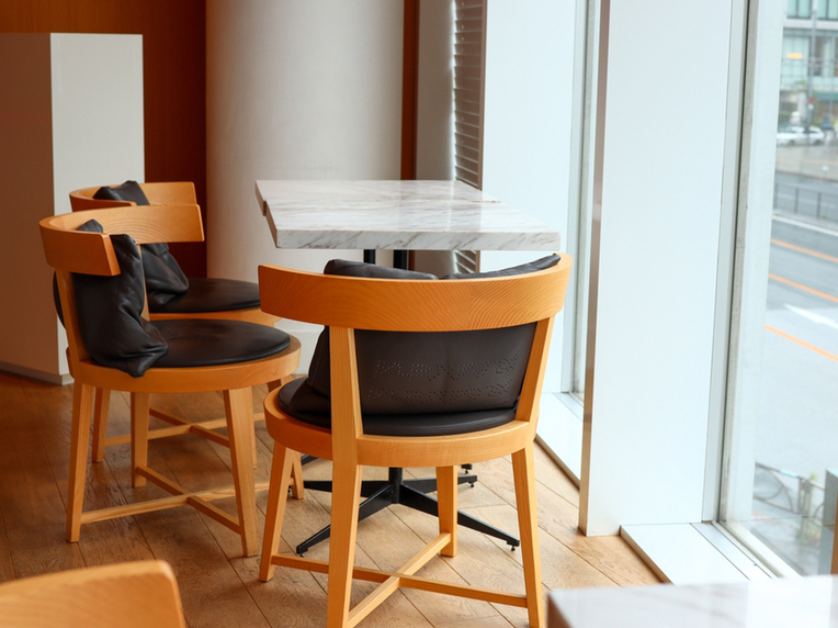 ピエール・エルメ・パリ青山のカフェスペースの椅子